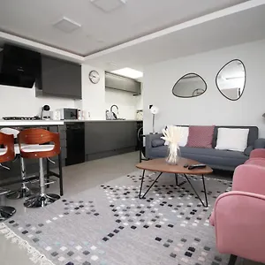 Mackintosh Flat 1 By Mia Living 2 Bedroom Near The Centre , Cardiff United Kingdom